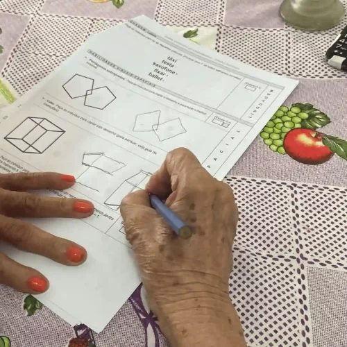 idosa realizando exercício para saúde cerebral