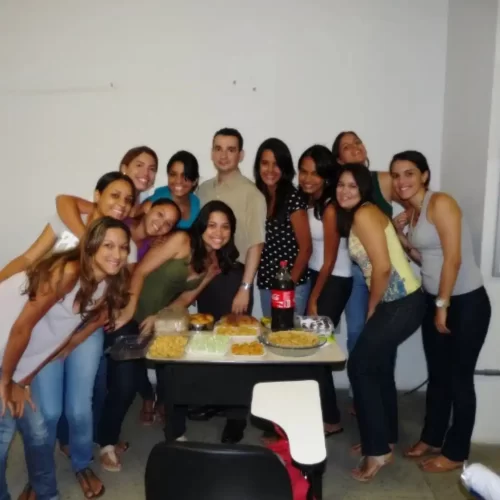 taysa andrade em confraternização com colegas de faculdade