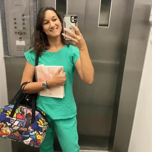 taysa andrade em selfie no elevador